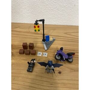 LEGO DC Super Heroes Batman 6858 Catwoman Catcycle City Chase 99% COMPLETE